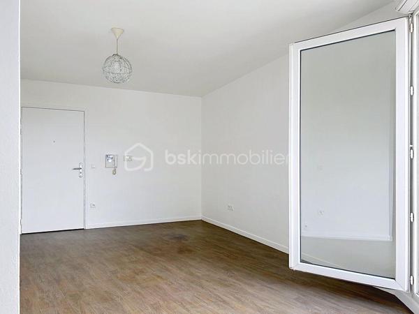✨ GRAND STUDIO 28 m² – IDÉAL INVESTISSEMENT OU PREMIER ACHAT ✨

Découvrez ce charmant grand studio de 28 m², parfaitement entretenu et prêt à accueillir ses futurs occupants, sans aucun travaux à prévoir.
Vous serez séduit par sa belle luminosité, son agréable balcon sans vis-à-vis offrant un véritable espace de détente, ainsi que par sa place de stationnement sécurisée au sein d’une copropriété calme et soignée, avec digicode et visiophone.

Situé à proximité immédiate des commerces, écoles et commodités, ce bien bénéficie d’un emplacement pratique et recherché.
Les charges comprennent le chauffage, l’eau froide et l’eau chaude, pour un confort de vie optimal et une meilleure maîtrise du budget.
Un bien rare sur le secteur, à visiter sans tarder !

Je suis disponible 7j/7 pour vous ouvrir les portes de ce bien charmant!