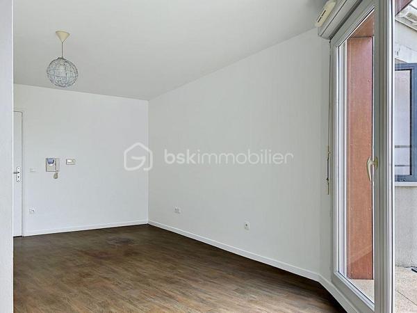 ✨ GRAND STUDIO 28 m² – IDÉAL INVESTISSEMENT OU PREMIER ACHAT ✨

Découvrez ce charmant grand studio de 28 m², parfaitement entretenu et prêt à accueillir ses futurs occupants, sans aucun travaux à prévoir.
Vous serez séduit par sa belle luminosité, son agréable balcon sans vis-à-vis offrant un véritable espace de détente, ainsi que par sa place de stationnement sécurisée au sein d’une copropriété calme et soignée, avec digicode et visiophone.

Situé à proximité immédiate des commerces, écoles et commodités, ce bien bénéficie d’un emplacement pratique et recherché.
Les charges comprennent le chauffage, l’eau froide et l’eau chaude, pour un confort de vie optimal et une meilleure maîtrise du budget.
Un bien rare sur le secteur, à visiter sans tarder !

Je suis disponible 7j/7 pour vous ouvrir les portes de ce bien charmant!