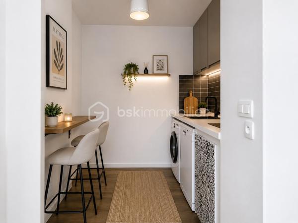 ✨ GRAND STUDIO 28 m² – IDÉAL INVESTISSEMENT OU PREMIER ACHAT ✨

Découvrez ce charmant grand studio de 28 m², parfaitement entretenu et prêt à accueillir ses futurs occupants, sans aucun travaux à prévoir.
Vous serez séduit par sa belle luminosité, son agréable balcon sans vis-à-vis offrant un véritable espace de détente, ainsi que par sa place de stationnement sécurisée au sein d’une copropriété calme et soignée, avec digicode et visiophone.

Situé à proximité immédiate des commerces, écoles et commodités, ce bien bénéficie d’un emplacement pratique et recherché.
Les charges comprennent le chauffage, l’eau froide et l’eau chaude, pour un confort de vie optimal et une meilleure maîtrise du budget.
Un bien rare sur le secteur, à visiter sans tarder !

Je suis disponible 7j/7 pour vous ouvrir les portes de ce bien charmant!