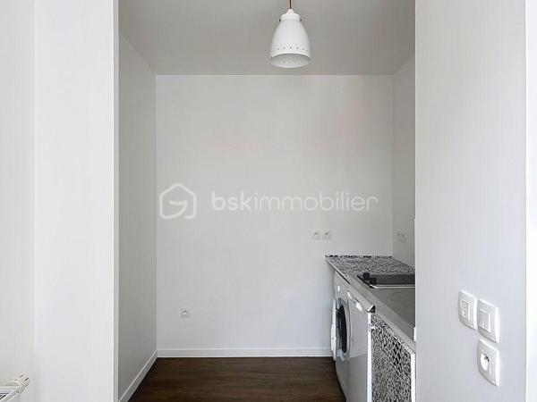 ✨ GRAND STUDIO 28 m² – IDÉAL INVESTISSEMENT OU PREMIER ACHAT ✨

Découvrez ce charmant grand studio de 28 m², parfaitement entretenu et prêt à accueillir ses futurs occupants, sans aucun travaux à prévoir.
Vous serez séduit par sa belle luminosité, son agréable balcon sans vis-à-vis offrant un véritable espace de détente, ainsi que par sa place de stationnement sécurisée au sein d’une copropriété calme et soignée, avec digicode et visiophone.

Situé à proximité immédiate des commerces, écoles et commodités, ce bien bénéficie d’un emplacement pratique et recherché.
Les charges comprennent le chauffage, l’eau froide et l’eau chaude, pour un confort de vie optimal et une meilleure maîtrise du budget.
Un bien rare sur le secteur, à visiter sans tarder !

Je suis disponible 7j/7 pour vous ouvrir les portes de ce bien charmant!