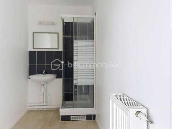 ✨ GRAND STUDIO 28 m² – IDÉAL INVESTISSEMENT OU PREMIER ACHAT ✨

Découvrez ce charmant grand studio de 28 m², parfaitement entretenu et prêt à accueillir ses futurs occupants, sans aucun travaux à prévoir.
Vous serez séduit par sa belle luminosité, son agréable balcon sans vis-à-vis offrant un véritable espace de détente, ainsi que par sa place de stationnement sécurisée au sein d’une copropriété calme et soignée, avec digicode et visiophone.

Situé à proximité immédiate des commerces, écoles et commodités, ce bien bénéficie d’un emplacement pratique et recherché.
Les charges comprennent le chauffage, l’eau froide et l’eau chaude, pour un confort de vie optimal et une meilleure maîtrise du budget.
Un bien rare sur le secteur, à visiter sans tarder !

Je suis disponible 7j/7 pour vous ouvrir les portes de ce bien charmant!