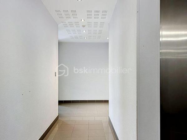 ✨ GRAND STUDIO 28 m² – IDÉAL INVESTISSEMENT OU PREMIER ACHAT ✨

Découvrez ce charmant grand studio de 28 m², parfaitement entretenu et prêt à accueillir ses futurs occupants, sans aucun travaux à prévoir.
Vous serez séduit par sa belle luminosité, son agréable balcon sans vis-à-vis offrant un véritable espace de détente, ainsi que par sa place de stationnement sécurisée au sein d’une copropriété calme et soignée, avec digicode et visiophone.

Situé à proximité immédiate des commerces, écoles et commodités, ce bien bénéficie d’un emplacement pratique et recherché.
Les charges comprennent le chauffage, l’eau froide et l’eau chaude, pour un confort de vie optimal et une meilleure maîtrise du budget.
Un bien rare sur le secteur, à visiter sans tarder !

Je suis disponible 7j/7 pour vous ouvrir les portes de ce bien charmant!