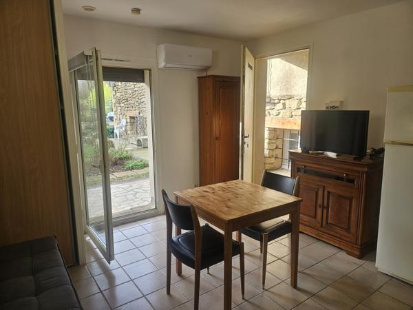 Camaret-sur-Aigues (84850) Studio Meublé RDC avec Parking privatif
