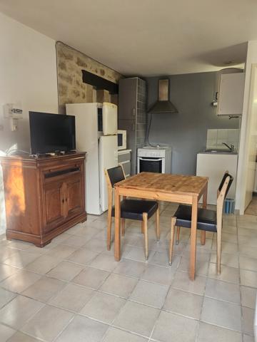Camaret-sur-Aigues (84850) Studio Meublé RDC avec Parking privatif