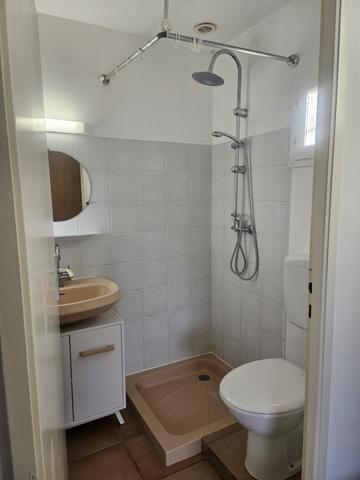 Camaret-sur-Aigues (84850) Studio Meublé RDC avec Parking privatif