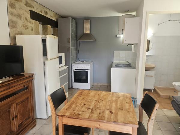 Camaret-sur-Aigues (84850) Studio Meublé RDC avec Parking privatif