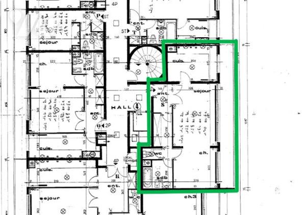 Appartement T2 étage élevé avec balcon, stationnement et cave.
