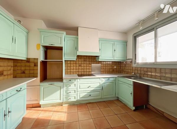 Appartement T2 étage élevé avec balcon, stationnement et cave.