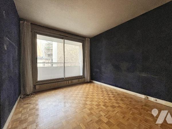 Appartement T2 étage élevé avec balcon, stationnement et cave.