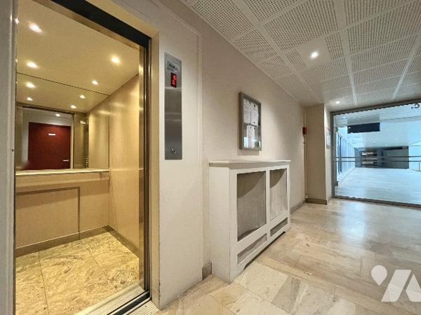 Appartement T2 étage élevé avec balcon, stationnement et cave.