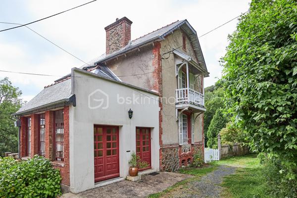 Nichée dans un cadre verdoyant et particulièrement paisible, cette maison individuelle de caractère datant du début des années 1900 séduira les amateurs de nature et d'authenticité. Située en bordure du célèbre sentier côtier GR34, elle permet de rejoindre facilement la plage du Palus à pied. Implantée sur un terrain arboré de plus de 1 600 m², la propriété profite de plusieurs espaces extérieurs offrant de nombreuses possibilités d'aménagement : espaces de détente, jardin d'agrément, potager, aire de jeux ou encore verger. Un véritable écrin de verdure pour profiter pleinement du calme environnant.

Édifiée sur plusieurs niveaux, la maison offre de beaux volumes et un fort potentiel d'évolution. Elle se compose :
- Au rez-de-chaussée :
        - Une entrée avec escalier desservant l'étage ;
        - Une buanderie/laverie avec accès direct à une terrasse exposée Est.
- Au rez-de-chaussée surélevé :
        - Une cuisine indépendante d'environ 15 m² ;
        - Une salle à manger d'environ 20 m² ouvrant sur un balcon exposé Sud et permettant l'accès au jardin ;
        - Un grand salon de plus de 40 m² ;
        - Un WC indépendant avec lave-mains.

- À l'étage :
        - Un palier ;
        - Une salle d'eau avec WC ;
        - Une chambre de 13 m² avec cheminée et balcon exposé Sud ;
        - Une seconde chambre de 18 m² avec salle d'eau privative, un petit dressing et balcon exposé Ouest.

- En rez-de-jardin :
Plus de 80 m² d'espaces aménageables répartis en quatre volumes dont un espace technique et bénéficiant de plusieurs accès sur l'extérieur. Ces volumes offrent un potentiel remarquable pour créer des pièces de vie supplémentaires, un espace de réception, un atelier ou encore une activité indépendante.

Un garage indépendant complète l'ensemble.

Si une rénovation intérieure reste à envisager, notamment au niveau du rez-de-jardin, de nombreux travaux structurants ont d'ores et déjà été réalisés : réfection complète de la toiture, installation d'une pompe à chaleur Viessmann, d'un ballon thermodynamique, d'un poêle à bois, mise en place d'une VMC, isolation des combles par insufflation, rénovation de l'installation électrique et assainissement individuel avec filtre compact coco aux normes.

Une propriété pleine de charme, idéale pour les amoureux de la nature et du littoral, à la recherche d'un bien de caractère à personnaliser selon leurs envies.