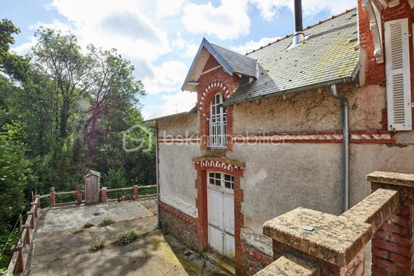 Nichée dans un cadre verdoyant et particulièrement paisible, cette maison individuelle de caractère datant du début des années 1900 séduira les amateurs de nature et d'authenticité. Située en bordure du célèbre sentier côtier GR34, elle permet de rejoindre facilement la plage du Palus à pied. Implantée sur un terrain arboré de plus de 1 600 m², la propriété profite de plusieurs espaces extérieurs offrant de nombreuses possibilités d'aménagement : espaces de détente, jardin d'agrément, potager, aire de jeux ou encore verger. Un véritable écrin de verdure pour profiter pleinement du calme environnant.

Édifiée sur plusieurs niveaux, la maison offre de beaux volumes et un fort potentiel d'évolution. Elle se compose :
- Au rez-de-chaussée :
        - Une entrée avec escalier desservant l'étage ;
        - Une buanderie/laverie avec accès direct à une terrasse exposée Est.
- Au rez-de-chaussée surélevé :
        - Une cuisine indépendante d'environ 15 m² ;
        - Une salle à manger d'environ 20 m² ouvrant sur un balcon exposé Sud et permettant l'accès au jardin ;
        - Un grand salon de plus de 40 m² ;
        - Un WC indépendant avec lave-mains.

- À l'étage :
        - Un palier ;
        - Une salle d'eau avec WC ;
        - Une chambre de 13 m² avec cheminée et balcon exposé Sud ;
        - Une seconde chambre de 18 m² avec salle d'eau privative, un petit dressing et balcon exposé Ouest.

- En rez-de-jardin :
Plus de 80 m² d'espaces aménageables répartis en quatre volumes dont un espace technique et bénéficiant de plusieurs accès sur l'extérieur. Ces volumes offrent un potentiel remarquable pour créer des pièces de vie supplémentaires, un espace de réception, un atelier ou encore une activité indépendante.

Un garage indépendant complète l'ensemble.

Si une rénovation intérieure reste à envisager, notamment au niveau du rez-de-jardin, de nombreux travaux structurants ont d'ores et déjà été réalisés : réfection complète de la toiture, installation d'une pompe à chaleur Viessmann, d'un ballon thermodynamique, d'un poêle à bois, mise en place d'une VMC, isolation des combles par insufflation, rénovation de l'installation électrique et assainissement individuel avec filtre compact coco aux normes.

Une propriété pleine de charme, idéale pour les amoureux de la nature et du littoral, à la recherche d'un bien de caractère à personnaliser selon leurs envies.