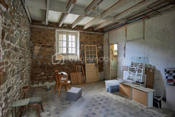 Nichée dans un cadre verdoyant et particulièrement paisible, cette maison individuelle de caractère datant du début des années 1900 séduira les amateurs de nature et d'authenticité. Située en bordure du célèbre sentier côtier GR34, elle permet de rejoindre facilement la plage du Palus à pied. Implantée sur un terrain arboré de plus de 1 600 m², la propriété profite de plusieurs espaces extérieurs offrant de nombreuses possibilités d'aménagement : espaces de détente, jardin d'agrément, potager, aire de jeux ou encore verger. Un véritable écrin de verdure pour profiter pleinement du calme environnant.

Édifiée sur plusieurs niveaux, la maison offre de beaux volumes et un fort potentiel d'évolution. Elle se compose :
- Au rez-de-chaussée :
        - Une entrée avec escalier desservant l'étage ;
        - Une buanderie/laverie avec accès direct à une terrasse exposée Est.
- Au rez-de-chaussée surélevé :
        - Une cuisine indépendante d'environ 15 m² ;
        - Une salle à manger d'environ 20 m² ouvrant sur un balcon exposé Sud et permettant l'accès au jardin ;
        - Un grand salon de plus de 40 m² ;
        - Un WC indépendant avec lave-mains.

- À l'étage :
        - Un palier ;
        - Une salle d'eau avec WC ;
        - Une chambre de 13 m² avec cheminée et balcon exposé Sud ;
        - Une seconde chambre de 18 m² avec salle d'eau privative, un petit dressing et balcon exposé Ouest.

- En rez-de-jardin :
Plus de 80 m² d'espaces aménageables répartis en quatre volumes dont un espace technique et bénéficiant de plusieurs accès sur l'extérieur. Ces volumes offrent un potentiel remarquable pour créer des pièces de vie supplémentaires, un espace de réception, un atelier ou encore une activité indépendante.

Un garage indépendant complète l'ensemble.

Si une rénovation intérieure reste à envisager, notamment au niveau du rez-de-jardin, de nombreux travaux structurants ont d'ores et déjà été réalisés : réfection complète de la toiture, installation d'une pompe à chaleur Viessmann, d'un ballon thermodynamique, d'un poêle à bois, mise en place d'une VMC, isolation des combles par insufflation, rénovation de l'installation électrique et assainissement individuel avec filtre compact coco aux normes.

Une propriété pleine de charme, idéale pour les amoureux de la nature et du littoral, à la recherche d'un bien de caractère à personnaliser selon leurs envies.