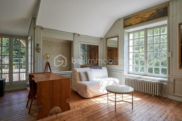 Nichée dans un cadre verdoyant et particulièrement paisible, cette maison individuelle de caractère datant du début des années 1900 séduira les amateurs de nature et d'authenticité. Située en bordure du célèbre sentier côtier GR34, elle permet de rejoindre facilement la plage du Palus à pied. Implantée sur un terrain arboré de plus de 1 600 m², la propriété profite de plusieurs espaces extérieurs offrant de nombreuses possibilités d'aménagement : espaces de détente, jardin d'agrément, potager, aire de jeux ou encore verger. Un véritable écrin de verdure pour profiter pleinement du calme environnant.

Édifiée sur plusieurs niveaux, la maison offre de beaux volumes et un fort potentiel d'évolution. Elle se compose :
- Au rez-de-chaussée :
        - Une entrée avec escalier desservant l'étage ;
        - Une buanderie/laverie avec accès direct à une terrasse exposée Est.
- Au rez-de-chaussée surélevé :
        - Une cuisine indépendante d'environ 15 m² ;
        - Une salle à manger d'environ 20 m² ouvrant sur un balcon exposé Sud et permettant l'accès au jardin ;
        - Un grand salon de plus de 40 m² ;
        - Un WC indépendant avec lave-mains.

- À l'étage :
        - Un palier ;
        - Une salle d'eau avec WC ;
        - Une chambre de 13 m² avec cheminée et balcon exposé Sud ;
        - Une seconde chambre de 18 m² avec salle d'eau privative, un petit dressing et balcon exposé Ouest.

- En rez-de-jardin :
Plus de 80 m² d'espaces aménageables répartis en quatre volumes dont un espace technique et bénéficiant de plusieurs accès sur l'extérieur. Ces volumes offrent un potentiel remarquable pour créer des pièces de vie supplémentaires, un espace de réception, un atelier ou encore une activité indépendante.

Un garage indépendant complète l'ensemble.

Si une rénovation intérieure reste à envisager, notamment au niveau du rez-de-jardin, de nombreux travaux structurants ont d'ores et déjà été réalisés : réfection complète de la toiture, installation d'une pompe à chaleur Viessmann, d'un ballon thermodynamique, d'un poêle à bois, mise en place d'une VMC, isolation des combles par insufflation, rénovation de l'installation électrique et assainissement individuel avec filtre compact coco aux normes.

Une propriété pleine de charme, idéale pour les amoureux de la nature et du littoral, à la recherche d'un bien de caractère à personnaliser selon leurs envies.
