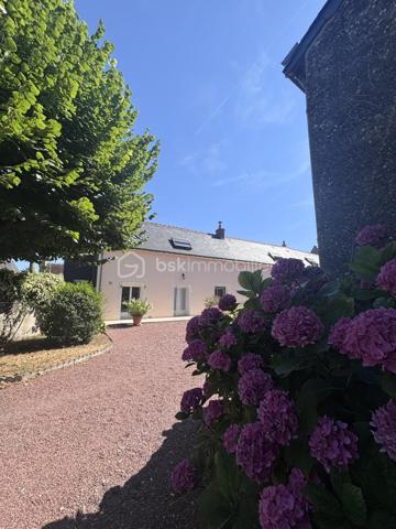 À l'entrée d'Esvres, laissez-vous séduire par le charme et le potentiel de cette magnifique longère de caractère de plus de 220 m², implantée sur une parcelle d'environ 1 400 m².
 Le hall d'entrée vous offre d'un côté, une belle pièce de vie avec cuisine ouverte d'environ 40 m², sublimée par un élégant sol en travertin et un insert. De l'autre, un vaste salon indépendant offre un second espace de réception particulièrement agréable. Une superbe pièce de 32 m², aujourd'hui aménagée en salle de jeux, complète ce niveau et offre de multiples possibilités selon vos envies. Le ton est donné : authenticité, volumes généreux et convivialité.
Le rez-de-chaussée dispose également d'un espace nuit avec une chambre, une salle d'eau et un WC, permettant une véritable vie de plain-pied.
À l'étage, le palier dessert une première chambre avec sa salle de bains privative et son dressing, ainsi qu'une seconde chambre avec sa salle d'eau et son WC. En enfilade, une vaste pièce de plus de 40 m² au sol complète cet étage : chambre supplémentaire, bureau, salle de sport, atelier... laissez libre cours à vos projets.
En sous-sol, vous découvrirez une superbe cave voûtée, véritable témoin du caractère et de l'histoire de cette bâtisse.
À l'extérieur, les dépendances constituent un véritable atout : une superbe grange de 98 m² avec sa toiture en ardoise naturelle, une annexe, un local poubelle ainsi que des combles exploitables offrant un formidable potentiel d'aménagement.
Le confort est également au rendez-vous avec une buanderie alimentée par l'eau du puits, qui alimente également la superbe piscine couverte de 10 x 5 mètres et son local technique. Enfin, un vaste garage de 71 m² complète cet ensemble rare.
Une propriété pleine de caractère, parfaitement entretenue, où il fait bon vivre, idéale pour une grande famille, une activité professionnelle ou tout simplement pour les amoureux des belles bâtisses à la recherche d'espace et de potentiel. Une visite s'impose !