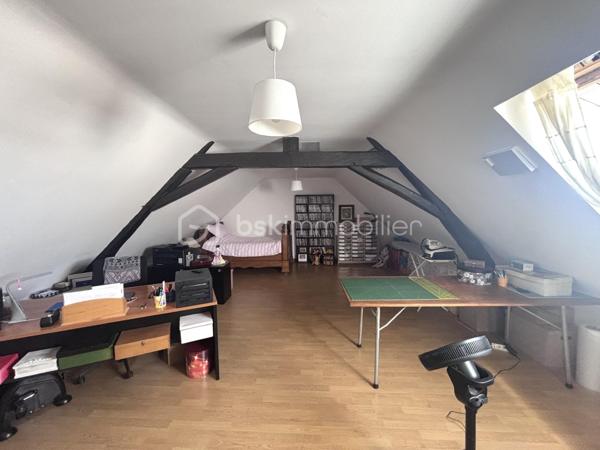 À l'entrée d'Esvres, laissez-vous séduire par le charme et le potentiel de cette magnifique longère de caractère de plus de 220 m², implantée sur une parcelle d'environ 1 400 m².
 Le hall d'entrée vous offre d'un côté, une belle pièce de vie avec cuisine ouverte d'environ 40 m², sublimée par un élégant sol en travertin et un insert. De l'autre, un vaste salon indépendant offre un second espace de réception particulièrement agréable. Une superbe pièce de 32 m², aujourd'hui aménagée en salle de jeux, complète ce niveau et offre de multiples possibilités selon vos envies. Le ton est donné : authenticité, volumes généreux et convivialité.
Le rez-de-chaussée dispose également d'un espace nuit avec une chambre, une salle d'eau et un WC, permettant une véritable vie de plain-pied.
À l'étage, le palier dessert une première chambre avec sa salle de bains privative et son dressing, ainsi qu'une seconde chambre avec sa salle d'eau et son WC. En enfilade, une vaste pièce de plus de 40 m² au sol complète cet étage : chambre supplémentaire, bureau, salle de sport, atelier... laissez libre cours à vos projets.
En sous-sol, vous découvrirez une superbe cave voûtée, véritable témoin du caractère et de l'histoire de cette bâtisse.
À l'extérieur, les dépendances constituent un véritable atout : une superbe grange de 98 m² avec sa toiture en ardoise naturelle, une annexe, un local poubelle ainsi que des combles exploitables offrant un formidable potentiel d'aménagement.
Le confort est également au rendez-vous avec une buanderie alimentée par l'eau du puits, qui alimente également la superbe piscine couverte de 10 x 5 mètres et son local technique. Enfin, un vaste garage de 71 m² complète cet ensemble rare.
Une propriété pleine de caractère, parfaitement entretenue, où il fait bon vivre, idéale pour une grande famille, une activité professionnelle ou tout simplement pour les amoureux des belles bâtisses à la recherche d'espace et de potentiel. Une visite s'impose !