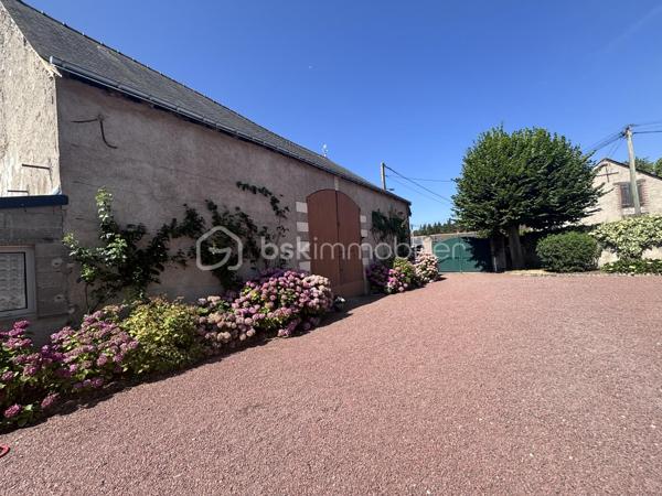 À l'entrée d'Esvres, laissez-vous séduire par le charme et le potentiel de cette magnifique longère de caractère de plus de 220 m², implantée sur une parcelle d'environ 1 400 m².
 Le hall d'entrée vous offre d'un côté, une belle pièce de vie avec cuisine ouverte d'environ 40 m², sublimée par un élégant sol en travertin et un insert. De l'autre, un vaste salon indépendant offre un second espace de réception particulièrement agréable. Une superbe pièce de 32 m², aujourd'hui aménagée en salle de jeux, complète ce niveau et offre de multiples possibilités selon vos envies. Le ton est donné : authenticité, volumes généreux et convivialité.
Le rez-de-chaussée dispose également d'un espace nuit avec une chambre, une salle d'eau et un WC, permettant une véritable vie de plain-pied.
À l'étage, le palier dessert une première chambre avec sa salle de bains privative et son dressing, ainsi qu'une seconde chambre avec sa salle d'eau et son WC. En enfilade, une vaste pièce de plus de 40 m² au sol complète cet étage : chambre supplémentaire, bureau, salle de sport, atelier... laissez libre cours à vos projets.
En sous-sol, vous découvrirez une superbe cave voûtée, véritable témoin du caractère et de l'histoire de cette bâtisse.
À l'extérieur, les dépendances constituent un véritable atout : une superbe grange de 98 m² avec sa toiture en ardoise naturelle, une annexe, un local poubelle ainsi que des combles exploitables offrant un formidable potentiel d'aménagement.
Le confort est également au rendez-vous avec une buanderie alimentée par l'eau du puits, qui alimente également la superbe piscine couverte de 10 x 5 mètres et son local technique. Enfin, un vaste garage de 71 m² complète cet ensemble rare.
Une propriété pleine de caractère, parfaitement entretenue, où il fait bon vivre, idéale pour une grande famille, une activité professionnelle ou tout simplement pour les amoureux des belles bâtisses à la recherche d'espace et de potentiel. Une visite s'impose !