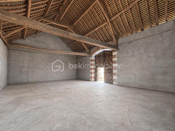 À l'entrée d'Esvres, laissez-vous séduire par le charme et le potentiel de cette magnifique longère de caractère de plus de 220 m², implantée sur une parcelle d'environ 1 400 m².
 Le hall d'entrée vous offre d'un côté, une belle pièce de vie avec cuisine ouverte d'environ 40 m², sublimée par un élégant sol en travertin et un insert. De l'autre, un vaste salon indépendant offre un second espace de réception particulièrement agréable. Une superbe pièce de 32 m², aujourd'hui aménagée en salle de jeux, complète ce niveau et offre de multiples possibilités selon vos envies. Le ton est donné : authenticité, volumes généreux et convivialité.
Le rez-de-chaussée dispose également d'un espace nuit avec une chambre, une salle d'eau et un WC, permettant une véritable vie de plain-pied.
À l'étage, le palier dessert une première chambre avec sa salle de bains privative et son dressing, ainsi qu'une seconde chambre avec sa salle d'eau et son WC. En enfilade, une vaste pièce de plus de 40 m² au sol complète cet étage : chambre supplémentaire, bureau, salle de sport, atelier... laissez libre cours à vos projets.
En sous-sol, vous découvrirez une superbe cave voûtée, véritable témoin du caractère et de l'histoire de cette bâtisse.
À l'extérieur, les dépendances constituent un véritable atout : une superbe grange de 98 m² avec sa toiture en ardoise naturelle, une annexe, un local poubelle ainsi que des combles exploitables offrant un formidable potentiel d'aménagement.
Le confort est également au rendez-vous avec une buanderie alimentée par l'eau du puits, qui alimente également la superbe piscine couverte de 10 x 5 mètres et son local technique. Enfin, un vaste garage de 71 m² complète cet ensemble rare.
Une propriété pleine de caractère, parfaitement entretenue, où il fait bon vivre, idéale pour une grande famille, une activité professionnelle ou tout simplement pour les amoureux des belles bâtisses à la recherche d'espace et de potentiel. Une visite s'impose !
