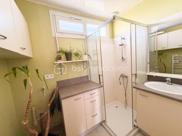 A la recherche d'une maison de plain-pied pour y habiter ou pour la louer ? Elle est idéalement située et offre un beau potentiel à ses futurs acquéreurs. 
Nous commencerons la visite par une entrée qui dessert la cuisine aménagée de 10m2, le séjour de 16m2 et le salon de 10m2. Une pièce de vie lumineuse avec ses 2 baies avec un accès direct à la terrasse et au jardin et ce, sans aucun vis à vis. 
Nous poursuivrons avec l'espace nuit composé d'un wc séparé, d'une salle d'eau de 5m2 environ et de deux chambres de 10 et 12m2. Aujourd'hui celle de 10m2 a été transformé en salon. 
Vous souhaitiez 2 chambres ? Comme c'était la configuration d'origine.... vous pouvez aisément recréer celle-ci en refermant la cloison. 
Vous souhaitez conserver le salon-séjour de 27m2 et avoir une 2ème chambre ? Alors pourquoi pas transformer le garage de 15m2 en seconde chambre ? Vous avez le contenant, à vous d'en créer le contenu souhaité et laisser libre cours à votre imagination.
Le mode de chauffage est électrique avec possibilité si vous le désirez de faire installer un poêle à bois ou un poêle à granulés. 
Si un rafraichissement des tapisseries vous en dit, pas de gros travaux à prévoir sur cette maison bien entretenue. En effet, toutes les menuiseries ont été changées en 2013 avec volet roulant électrique, le chauffe-eau, l'isolation des combles et point important, l'isolation par l'extérieur a été faite en 2021. 
Pour le stockage, un garage de 15m2 et avec la même surface au-dessus pour le grenier. 
Coté jardin, vous pourrez profiter en toute tranquillité d'une parcelle de 440m2 entièrement close.
Alors, cette annonce semble correspondre à vos critères de recherche ? 
Ne tardez pas, appelez-moi pour d'éventuels renseignements complémentaires et peut-être fixer une visite !
Et n'oubliez pas, Saint-Pierre-La-Cour est une commune dynamique de 2300 habitants avec une école privée, une école publique, un collège privé, un pôle enfance jeunesse, mais aussi, médecins, dentiste, kiné, centre de soins infirmiers, ostéopathes, orthophoniste, psychologue, sage-femme,  pharmacie, infirmières libérales ainsi que de nombreuses infrastructures sportives, des commerces (supérette, boulangerie, boucherie, coiffeurs, bar, etc), avec son accès rapide à l'axe Rennes-Laval et à l'autoroute ainsi que sa gare ferroviaire avec ses arrêts quotidiens.