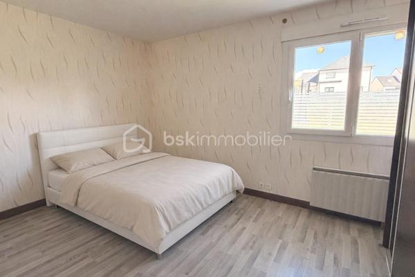 A la recherche d'une maison de plain-pied pour y habiter ou pour la louer ? Elle est idéalement située et offre un beau potentiel à ses futurs acquéreurs. 
Nous commencerons la visite par une entrée qui dessert la cuisine aménagée de 10m2, le séjour de 16m2 et le salon de 10m2. Une pièce de vie lumineuse avec ses 2 baies avec un accès direct à la terrasse et au jardin et ce, sans aucun vis à vis. 
Nous poursuivrons avec l'espace nuit composé d'un wc séparé, d'une salle d'eau de 5m2 environ et de deux chambres de 10 et 12m2. Aujourd'hui celle de 10m2 a été transformé en salon. 
Vous souhaitiez 2 chambres ? Comme c'était la configuration d'origine.... vous pouvez aisément recréer celle-ci en refermant la cloison. 
Vous souhaitez conserver le salon-séjour de 27m2 et avoir une 2ème chambre ? Alors pourquoi pas transformer le garage de 15m2 en seconde chambre ? Vous avez le contenant, à vous d'en créer le contenu souhaité et laisser libre cours à votre imagination.
Le mode de chauffage est électrique avec possibilité si vous le désirez de faire installer un poêle à bois ou un poêle à granulés. 
Si un rafraichissement des tapisseries vous en dit, pas de gros travaux à prévoir sur cette maison bien entretenue. En effet, toutes les menuiseries ont été changées en 2013 avec volet roulant électrique, le chauffe-eau, l'isolation des combles et point important, l'isolation par l'extérieur a été faite en 2021. 
Pour le stockage, un garage de 15m2 et avec la même surface au-dessus pour le grenier. 
Coté jardin, vous pourrez profiter en toute tranquillité d'une parcelle de 440m2 entièrement close.
Alors, cette annonce semble correspondre à vos critères de recherche ? 
Ne tardez pas, appelez-moi pour d'éventuels renseignements complémentaires et peut-être fixer une visite !
Et n'oubliez pas, Saint-Pierre-La-Cour est une commune dynamique de 2300 habitants avec une école privée, une école publique, un collège privé, un pôle enfance jeunesse, mais aussi, médecins, dentiste, kiné, centre de soins infirmiers, ostéopathes, orthophoniste, psychologue, sage-femme,  pharmacie, infirmières libérales ainsi que de nombreuses infrastructures sportives, des commerces (supérette, boulangerie, boucherie, coiffeurs, bar, etc), avec son accès rapide à l'axe Rennes-Laval et à l'autoroute ainsi que sa gare ferroviaire avec ses arrêts quotidiens.