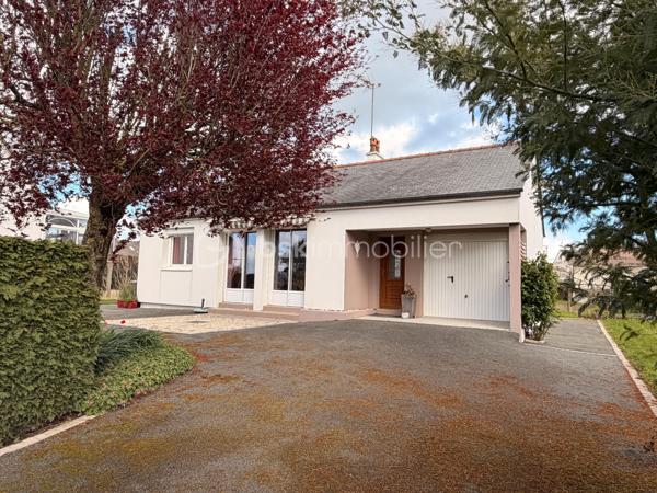 A la recherche d'une maison de plain-pied pour y habiter ou pour la louer ? Elle est idéalement située et offre un beau potentiel à ses futurs acquéreurs. 
Nous commencerons la visite par une entrée qui dessert la cuisine aménagée de 10m2, le séjour de 16m2 et le salon de 10m2. Une pièce de vie lumineuse avec ses 2 baies avec un accès direct à la terrasse et au jardin et ce, sans aucun vis à vis. 
Nous poursuivrons avec l'espace nuit composé d'un wc séparé, d'une salle d'eau de 5m2 environ et de deux chambres de 10 et 12m2. Aujourd'hui celle de 10m2 a été transformé en salon. 
Vous souhaitiez 2 chambres ? Comme c'était la configuration d'origine.... vous pouvez aisément recréer celle-ci en refermant la cloison. 
Vous souhaitez conserver le salon-séjour de 27m2 et avoir une 2ème chambre ? Alors pourquoi pas transformer le garage de 15m2 en seconde chambre ? Vous avez le contenant, à vous d'en créer le contenu souhaité et laisser libre cours à votre imagination.
Le mode de chauffage est électrique avec possibilité si vous le désirez de faire installer un poêle à bois ou un poêle à granulés. 
Si un rafraichissement des tapisseries vous en dit, pas de gros travaux à prévoir sur cette maison bien entretenue. En effet, toutes les menuiseries ont été changées en 2013 avec volet roulant électrique, le chauffe-eau, l'isolation des combles et point important, l'isolation par l'extérieur a été faite en 2021. 
Pour le stockage, un garage de 15m2 et avec la même surface au-dessus pour le grenier. 
Coté jardin, vous pourrez profiter en toute tranquillité d'une parcelle de 440m2 entièrement close.
Alors, cette annonce semble correspondre à vos critères de recherche ? 
Ne tardez pas, appelez-moi pour d'éventuels renseignements complémentaires et peut-être fixer une visite !
Et n'oubliez pas, Saint-Pierre-La-Cour est une commune dynamique de 2300 habitants avec une école privée, une école publique, un collège privé, un pôle enfance jeunesse, mais aussi, médecins, dentiste, kiné, centre de soins infirmiers, ostéopathes, orthophoniste, psychologue, sage-femme,  pharmacie, infirmières libérales ainsi que de nombreuses infrastructures sportives, des commerces (supérette, boulangerie, boucherie, coiffeurs, bar, etc), avec son accès rapide à l'axe Rennes-Laval et à l'autoroute ainsi que sa gare ferroviaire avec ses arrêts quotidiens.