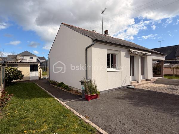 A la recherche d'une maison de plain-pied pour y habiter ou pour la louer ? Elle est idéalement située et offre un beau potentiel à ses futurs acquéreurs. 
Nous commencerons la visite par une entrée qui dessert la cuisine aménagée de 10m2, le séjour de 16m2 et le salon de 10m2. Une pièce de vie lumineuse avec ses 2 baies avec un accès direct à la terrasse et au jardin et ce, sans aucun vis à vis. 
Nous poursuivrons avec l'espace nuit composé d'un wc séparé, d'une salle d'eau de 5m2 environ et de deux chambres de 10 et 12m2. Aujourd'hui celle de 10m2 a été transformé en salon. 
Vous souhaitiez 2 chambres ? Comme c'était la configuration d'origine.... vous pouvez aisément recréer celle-ci en refermant la cloison. 
Vous souhaitez conserver le salon-séjour de 27m2 et avoir une 2ème chambre ? Alors pourquoi pas transformer le garage de 15m2 en seconde chambre ? Vous avez le contenant, à vous d'en créer le contenu souhaité et laisser libre cours à votre imagination.
Le mode de chauffage est électrique avec possibilité si vous le désirez de faire installer un poêle à bois ou un poêle à granulés. 
Si un rafraichissement des tapisseries vous en dit, pas de gros travaux à prévoir sur cette maison bien entretenue. En effet, toutes les menuiseries ont été changées en 2013 avec volet roulant électrique, le chauffe-eau, l'isolation des combles et point important, l'isolation par l'extérieur a été faite en 2021. 
Pour le stockage, un garage de 15m2 et avec la même surface au-dessus pour le grenier. 
Coté jardin, vous pourrez profiter en toute tranquillité d'une parcelle de 440m2 entièrement close.
Alors, cette annonce semble correspondre à vos critères de recherche ? 
Ne tardez pas, appelez-moi pour d'éventuels renseignements complémentaires et peut-être fixer une visite !
Et n'oubliez pas, Saint-Pierre-La-Cour est une commune dynamique de 2300 habitants avec une école privée, une école publique, un collège privé, un pôle enfance jeunesse, mais aussi, médecins, dentiste, kiné, centre de soins infirmiers, ostéopathes, orthophoniste, psychologue, sage-femme,  pharmacie, infirmières libérales ainsi que de nombreuses infrastructures sportives, des commerces (supérette, boulangerie, boucherie, coiffeurs, bar, etc), avec son accès rapide à l'axe Rennes-Laval et à l'autoroute ainsi que sa gare ferroviaire avec ses arrêts quotidiens.