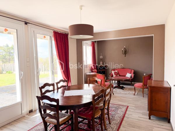 A la recherche d'une maison de plain-pied pour y habiter ou pour la louer ? Elle est idéalement située et offre un beau potentiel à ses futurs acquéreurs. 
Nous commencerons la visite par une entrée qui dessert la cuisine aménagée de 10m2, le séjour de 16m2 et le salon de 10m2. Une pièce de vie lumineuse avec ses 2 baies avec un accès direct à la terrasse et au jardin et ce, sans aucun vis à vis. 
Nous poursuivrons avec l'espace nuit composé d'un wc séparé, d'une salle d'eau de 5m2 environ et de deux chambres de 10 et 12m2. Aujourd'hui celle de 10m2 a été transformé en salon. 
Vous souhaitiez 2 chambres ? Comme c'était la configuration d'origine.... vous pouvez aisément recréer celle-ci en refermant la cloison. 
Vous souhaitez conserver le salon-séjour de 27m2 et avoir une 2ème chambre ? Alors pourquoi pas transformer le garage de 15m2 en seconde chambre ? Vous avez le contenant, à vous d'en créer le contenu souhaité et laisser libre cours à votre imagination.
Le mode de chauffage est électrique avec possibilité si vous le désirez de faire installer un poêle à bois ou un poêle à granulés. 
Si un rafraichissement des tapisseries vous en dit, pas de gros travaux à prévoir sur cette maison bien entretenue. En effet, toutes les menuiseries ont été changées en 2013 avec volet roulant électrique, le chauffe-eau, l'isolation des combles et point important, l'isolation par l'extérieur a été faite en 2021. 
Pour le stockage, un garage de 15m2 et avec la même surface au-dessus pour le grenier. 
Coté jardin, vous pourrez profiter en toute tranquillité d'une parcelle de 440m2 entièrement close.
Alors, cette annonce semble correspondre à vos critères de recherche ? 
Ne tardez pas, appelez-moi pour d'éventuels renseignements complémentaires et peut-être fixer une visite !
Et n'oubliez pas, Saint-Pierre-La-Cour est une commune dynamique de 2300 habitants avec une école privée, une école publique, un collège privé, un pôle enfance jeunesse, mais aussi, médecins, dentiste, kiné, centre de soins infirmiers, ostéopathes, orthophoniste, psychologue, sage-femme,  pharmacie, infirmières libérales ainsi que de nombreuses infrastructures sportives, des commerces (supérette, boulangerie, boucherie, coiffeurs, bar, etc), avec son accès rapide à l'axe Rennes-Laval et à l'autoroute ainsi que sa gare ferroviaire avec ses arrêts quotidiens.