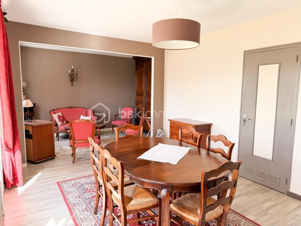 A la recherche d'une maison de plain-pied pour y habiter ou pour la louer ? Elle est idéalement située et offre un beau potentiel à ses futurs acquéreurs. 
Nous commencerons la visite par une entrée qui dessert la cuisine aménagée de 10m2, le séjour de 16m2 et le salon de 10m2. Une pièce de vie lumineuse avec ses 2 baies avec un accès direct à la terrasse et au jardin et ce, sans aucun vis à vis. 
Nous poursuivrons avec l'espace nuit composé d'un wc séparé, d'une salle d'eau de 5m2 environ et de deux chambres de 10 et 12m2. Aujourd'hui celle de 10m2 a été transformé en salon. 
Vous souhaitiez 2 chambres ? Comme c'était la configuration d'origine.... vous pouvez aisément recréer celle-ci en refermant la cloison. 
Vous souhaitez conserver le salon-séjour de 27m2 et avoir une 2ème chambre ? Alors pourquoi pas transformer le garage de 15m2 en seconde chambre ? Vous avez le contenant, à vous d'en créer le contenu souhaité et laisser libre cours à votre imagination.
Le mode de chauffage est électrique avec possibilité si vous le désirez de faire installer un poêle à bois ou un poêle à granulés. 
Si un rafraichissement des tapisseries vous en dit, pas de gros travaux à prévoir sur cette maison bien entretenue. En effet, toutes les menuiseries ont été changées en 2013 avec volet roulant électrique, le chauffe-eau, l'isolation des combles et point important, l'isolation par l'extérieur a été faite en 2021. 
Pour le stockage, un garage de 15m2 et avec la même surface au-dessus pour le grenier. 
Coté jardin, vous pourrez profiter en toute tranquillité d'une parcelle de 440m2 entièrement close.
Alors, cette annonce semble correspondre à vos critères de recherche ? 
Ne tardez pas, appelez-moi pour d'éventuels renseignements complémentaires et peut-être fixer une visite !
Et n'oubliez pas, Saint-Pierre-La-Cour est une commune dynamique de 2300 habitants avec une école privée, une école publique, un collège privé, un pôle enfance jeunesse, mais aussi, médecins, dentiste, kiné, centre de soins infirmiers, ostéopathes, orthophoniste, psychologue, sage-femme,  pharmacie, infirmières libérales ainsi que de nombreuses infrastructures sportives, des commerces (supérette, boulangerie, boucherie, coiffeurs, bar, etc), avec son accès rapide à l'axe Rennes-Laval et à l'autoroute ainsi que sa gare ferroviaire avec ses arrêts quotidiens.