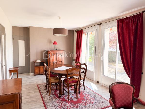 A la recherche d'une maison de plain-pied pour y habiter ou pour la louer ? Elle est idéalement située et offre un beau potentiel à ses futurs acquéreurs. 
Nous commencerons la visite par une entrée qui dessert la cuisine aménagée de 10m2, le séjour de 16m2 et le salon de 10m2. Une pièce de vie lumineuse avec ses 2 baies avec un accès direct à la terrasse et au jardin et ce, sans aucun vis à vis. 
Nous poursuivrons avec l'espace nuit composé d'un wc séparé, d'une salle d'eau de 5m2 environ et de deux chambres de 10 et 12m2. Aujourd'hui celle de 10m2 a été transformé en salon. 
Vous souhaitiez 2 chambres ? Comme c'était la configuration d'origine.... vous pouvez aisément recréer celle-ci en refermant la cloison. 
Vous souhaitez conserver le salon-séjour de 27m2 et avoir une 2ème chambre ? Alors pourquoi pas transformer le garage de 15m2 en seconde chambre ? Vous avez le contenant, à vous d'en créer le contenu souhaité et laisser libre cours à votre imagination.
Le mode de chauffage est électrique avec possibilité si vous le désirez de faire installer un poêle à bois ou un poêle à granulés. 
Si un rafraichissement des tapisseries vous en dit, pas de gros travaux à prévoir sur cette maison bien entretenue. En effet, toutes les menuiseries ont été changées en 2013 avec volet roulant électrique, le chauffe-eau, l'isolation des combles et point important, l'isolation par l'extérieur a été faite en 2021. 
Pour le stockage, un garage de 15m2 et avec la même surface au-dessus pour le grenier. 
Coté jardin, vous pourrez profiter en toute tranquillité d'une parcelle de 440m2 entièrement close.
Alors, cette annonce semble correspondre à vos critères de recherche ? 
Ne tardez pas, appelez-moi pour d'éventuels renseignements complémentaires et peut-être fixer une visite !
Et n'oubliez pas, Saint-Pierre-La-Cour est une commune dynamique de 2300 habitants avec une école privée, une école publique, un collège privé, un pôle enfance jeunesse, mais aussi, médecins, dentiste, kiné, centre de soins infirmiers, ostéopathes, orthophoniste, psychologue, sage-femme,  pharmacie, infirmières libérales ainsi que de nombreuses infrastructures sportives, des commerces (supérette, boulangerie, boucherie, coiffeurs, bar, etc), avec son accès rapide à l'axe Rennes-Laval et à l'autoroute ainsi que sa gare ferroviaire avec ses arrêts quotidiens.
