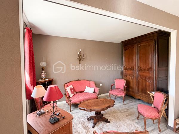 A la recherche d'une maison de plain-pied pour y habiter ou pour la louer ? Elle est idéalement située et offre un beau potentiel à ses futurs acquéreurs. 
Nous commencerons la visite par une entrée qui dessert la cuisine aménagée de 10m2, le séjour de 16m2 et le salon de 10m2. Une pièce de vie lumineuse avec ses 2 baies avec un accès direct à la terrasse et au jardin et ce, sans aucun vis à vis. 
Nous poursuivrons avec l'espace nuit composé d'un wc séparé, d'une salle d'eau de 5m2 environ et de deux chambres de 10 et 12m2. Aujourd'hui celle de 10m2 a été transformé en salon. 
Vous souhaitiez 2 chambres ? Comme c'était la configuration d'origine.... vous pouvez aisément recréer celle-ci en refermant la cloison. 
Vous souhaitez conserver le salon-séjour de 27m2 et avoir une 2ème chambre ? Alors pourquoi pas transformer le garage de 15m2 en seconde chambre ? Vous avez le contenant, à vous d'en créer le contenu souhaité et laisser libre cours à votre imagination.
Le mode de chauffage est électrique avec possibilité si vous le désirez de faire installer un poêle à bois ou un poêle à granulés. 
Si un rafraichissement des tapisseries vous en dit, pas de gros travaux à prévoir sur cette maison bien entretenue. En effet, toutes les menuiseries ont été changées en 2013 avec volet roulant électrique, le chauffe-eau, l'isolation des combles et point important, l'isolation par l'extérieur a été faite en 2021. 
Pour le stockage, un garage de 15m2 et avec la même surface au-dessus pour le grenier. 
Coté jardin, vous pourrez profiter en toute tranquillité d'une parcelle de 440m2 entièrement close.
Alors, cette annonce semble correspondre à vos critères de recherche ? 
Ne tardez pas, appelez-moi pour d'éventuels renseignements complémentaires et peut-être fixer une visite !
Et n'oubliez pas, Saint-Pierre-La-Cour est une commune dynamique de 2300 habitants avec une école privée, une école publique, un collège privé, un pôle enfance jeunesse, mais aussi, médecins, dentiste, kiné, centre de soins infirmiers, ostéopathes, orthophoniste, psychologue, sage-femme,  pharmacie, infirmières libérales ainsi que de nombreuses infrastructures sportives, des commerces (supérette, boulangerie, boucherie, coiffeurs, bar, etc), avec son accès rapide à l'axe Rennes-Laval et à l'autoroute ainsi que sa gare ferroviaire avec ses arrêts quotidiens.