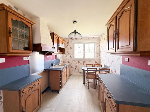 A la recherche d'une maison de plain-pied pour y habiter ou pour la louer ? Elle est idéalement située et offre un beau potentiel à ses futurs acquéreurs. 
Nous commencerons la visite par une entrée qui dessert la cuisine aménagée de 10m2, le séjour de 16m2 et le salon de 10m2. Une pièce de vie lumineuse avec ses 2 baies avec un accès direct à la terrasse et au jardin et ce, sans aucun vis à vis. 
Nous poursuivrons avec l'espace nuit composé d'un wc séparé, d'une salle d'eau de 5m2 environ et de deux chambres de 10 et 12m2. Aujourd'hui celle de 10m2 a été transformé en salon. 
Vous souhaitiez 2 chambres ? Comme c'était la configuration d'origine.... vous pouvez aisément recréer celle-ci en refermant la cloison. 
Vous souhaitez conserver le salon-séjour de 27m2 et avoir une 2ème chambre ? Alors pourquoi pas transformer le garage de 15m2 en seconde chambre ? Vous avez le contenant, à vous d'en créer le contenu souhaité et laisser libre cours à votre imagination.
Le mode de chauffage est électrique avec possibilité si vous le désirez de faire installer un poêle à bois ou un poêle à granulés. 
Si un rafraichissement des tapisseries vous en dit, pas de gros travaux à prévoir sur cette maison bien entretenue. En effet, toutes les menuiseries ont été changées en 2013 avec volet roulant électrique, le chauffe-eau, l'isolation des combles et point important, l'isolation par l'extérieur a été faite en 2021. 
Pour le stockage, un garage de 15m2 et avec la même surface au-dessus pour le grenier. 
Coté jardin, vous pourrez profiter en toute tranquillité d'une parcelle de 440m2 entièrement close.
Alors, cette annonce semble correspondre à vos critères de recherche ? 
Ne tardez pas, appelez-moi pour d'éventuels renseignements complémentaires et peut-être fixer une visite !
Et n'oubliez pas, Saint-Pierre-La-Cour est une commune dynamique de 2300 habitants avec une école privée, une école publique, un collège privé, un pôle enfance jeunesse, mais aussi, médecins, dentiste, kiné, centre de soins infirmiers, ostéopathes, orthophoniste, psychologue, sage-femme,  pharmacie, infirmières libérales ainsi que de nombreuses infrastructures sportives, des commerces (supérette, boulangerie, boucherie, coiffeurs, bar, etc), avec son accès rapide à l'axe Rennes-Laval et à l'autoroute ainsi que sa gare ferroviaire avec ses arrêts quotidiens.