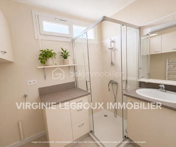 A la recherche d'une maison de plain-pied pour y habiter ou pour la louer ? Elle est idéalement située et offre un beau potentiel à ses futurs acquéreurs. 
Nous commencerons la visite par une entrée qui dessert la cuisine aménagée de 10m2, le séjour de 16m2 et le salon de 10m2. Une pièce de vie lumineuse avec ses 2 baies avec un accès direct à la terrasse et au jardin et ce, sans aucun vis à vis. 
Nous poursuivrons avec l'espace nuit composé d'un wc séparé, d'une salle d'eau de 5m2 environ et de deux chambres de 10 et 12m2. Aujourd'hui celle de 10m2 a été transformé en salon. 
Vous souhaitiez 2 chambres ? Comme c'était la configuration d'origine.... vous pouvez aisément recréer celle-ci en refermant la cloison. 
Vous souhaitez conserver le salon-séjour de 27m2 et avoir une 2ème chambre ? Alors pourquoi pas transformer le garage de 15m2 en seconde chambre ? Vous avez le contenant, à vous d'en créer le contenu souhaité et laisser libre cours à votre imagination.
Le mode de chauffage est électrique avec possibilité si vous le désirez de faire installer un poêle à bois ou un poêle à granulés. 
Si un rafraichissement des tapisseries vous en dit, pas de gros travaux à prévoir sur cette maison bien entretenue. En effet, toutes les menuiseries ont été changées en 2013 avec volet roulant électrique, le chauffe-eau, l'isolation des combles et point important, l'isolation par l'extérieur a été faite en 2021. 
Pour le stockage, un garage de 15m2 et avec la même surface au-dessus pour le grenier. 
Coté jardin, vous pourrez profiter en toute tranquillité d'une parcelle de 440m2 entièrement close.
Alors, cette annonce semble correspondre à vos critères de recherche ? 
Ne tardez pas, appelez-moi pour d'éventuels renseignements complémentaires et peut-être fixer une visite !
Et n'oubliez pas, Saint-Pierre-La-Cour est une commune dynamique de 2300 habitants avec une école privée, une école publique, un collège privé, un pôle enfance jeunesse, mais aussi, médecins, dentiste, kiné, centre de soins infirmiers, ostéopathes, orthophoniste, psychologue, sage-femme,  pharmacie, infirmières libérales ainsi que de nombreuses infrastructures sportives, des commerces (supérette, boulangerie, boucherie, coiffeurs, bar, etc), avec son accès rapide à l'axe Rennes-Laval et à l'autoroute ainsi que sa gare ferroviaire avec ses arrêts quotidiens.