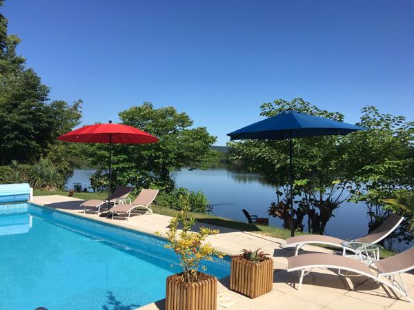 Superbe Domaine au Bord de l'Eau : Grange en Pierre Rénovée, 2 Gîtes, Piscine et 250m de Berge Privée