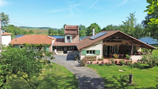 Superbe Domaine au Bord de l'Eau : Grange en Pierre Rénovée, 2 Gîtes, Piscine et 250m de Berge Privée