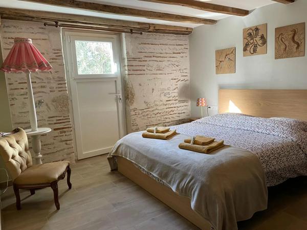 Superbe Domaine au Bord de l'Eau : Grange en Pierre Rénovée, 2 Gîtes, Piscine et 250m de Berge Privée