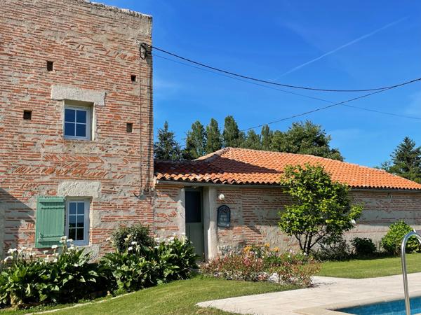 Superbe Domaine au Bord de l'Eau : Grange en Pierre Rénovée, 2 Gîtes, Piscine et 250m de Berge Privée