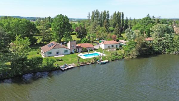 Superbe Domaine au Bord de l'Eau : Grange en Pierre Rénovée, 2 Gîtes, Piscine et 250m de Berge Privée