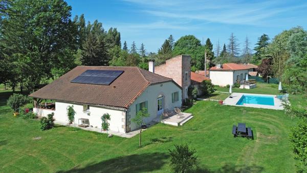 Superbe Domaine au Bord de l'Eau : Grange en Pierre Rénovée, 2 Gîtes, Piscine et 250m de Berge Privée