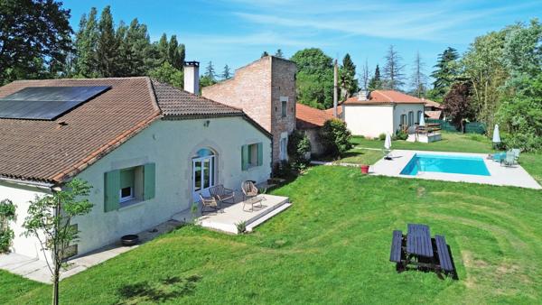 Superbe Domaine au Bord de l'Eau : Grange en Pierre Rénovée, 2 Gîtes, Piscine et 250m de Berge Privée