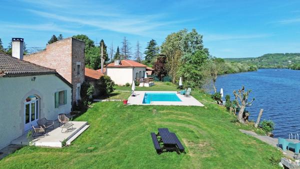 Superbe Domaine au Bord de l'Eau : Grange en Pierre Rénovée, 2 Gîtes, Piscine et 250m de Berge Privée