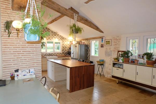 Superbe Domaine au Bord de l'Eau : Grange en Pierre Rénovée, 2 Gîtes, Piscine et 250m de Berge Privée