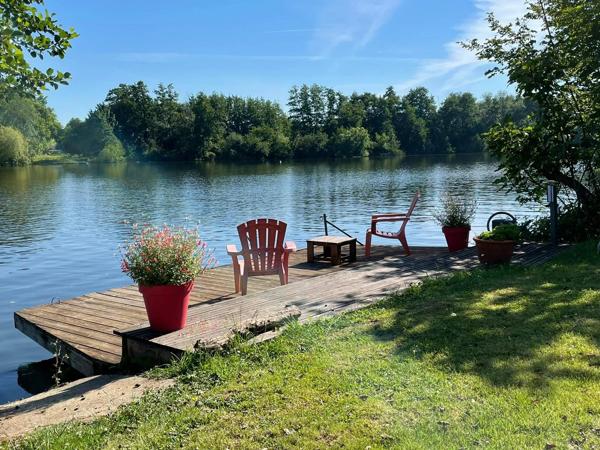 Superbe Domaine au Bord de l'Eau : Grange en Pierre Rénovée, 2 Gîtes, Piscine et 250m de Berge Privée