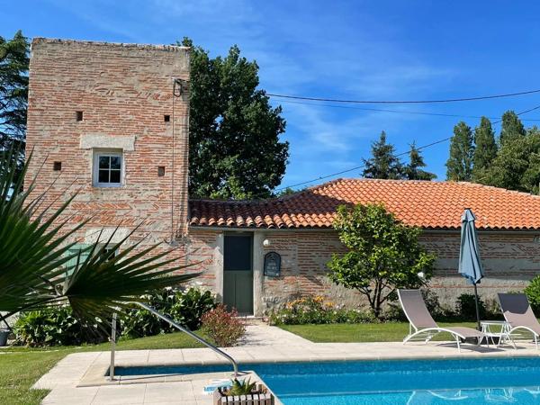 Superbe Domaine au Bord de l'Eau : Grange en Pierre Rénovée, 2 Gîtes, Piscine et 250m de Berge Privée