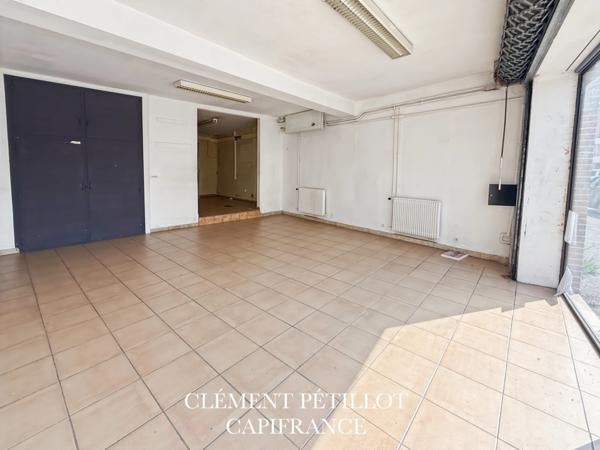Immeuble indépendant à usage mixte – 440 m² – Toit-terrasse – Emplacement stratégique