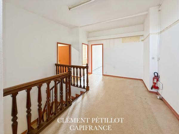 Immeuble indépendant à usage mixte – 440 m² – Toit-terrasse – Emplacement stratégique