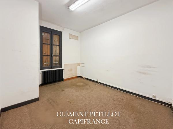 Immeuble indépendant à usage mixte – 440 m² – Toit-terrasse – Emplacement stratégique