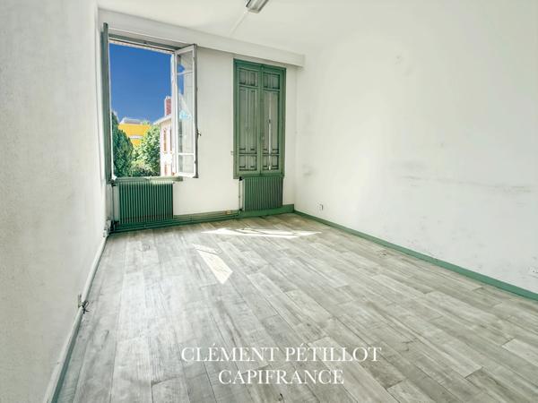 Immeuble indépendant à usage mixte – 440 m² – Toit-terrasse – Emplacement stratégique
