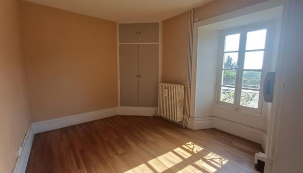 Maison de maitre à Cluis 8 pièce(s) 294 m2