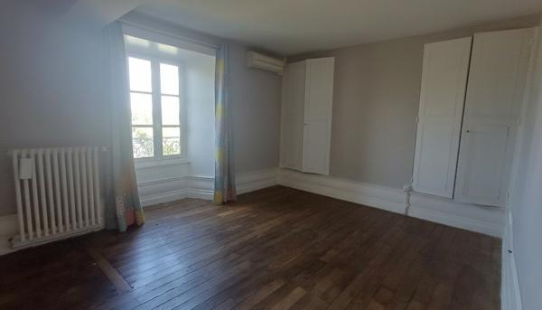 Maison de maitre à Cluis 8 pièce(s) 294 m2