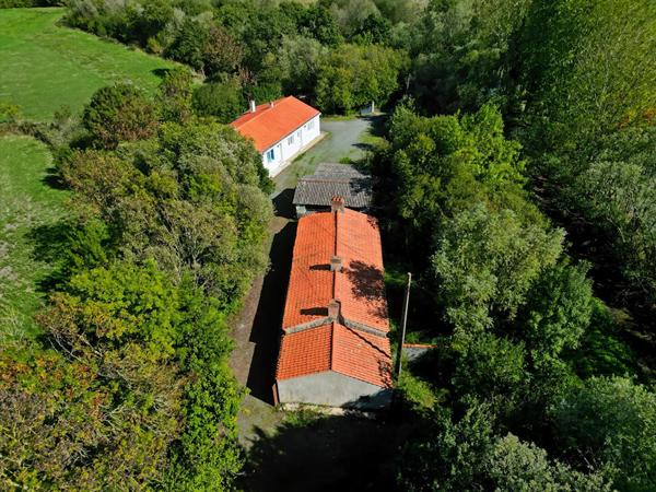 Ensemble immobilier - 1 maison + 1 longère à rénover + dépendances